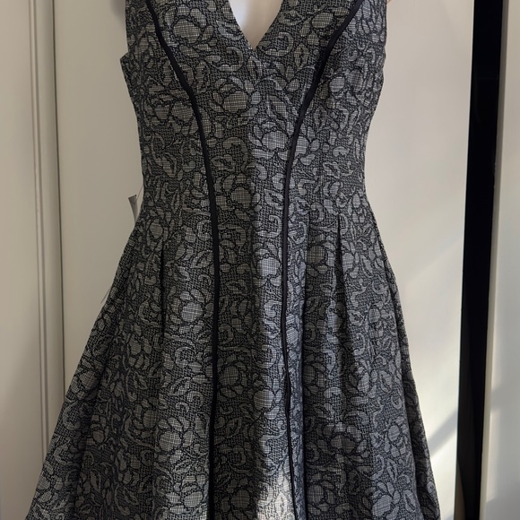 Bebe floral jacquard pleat dress - Picture 3 of 4